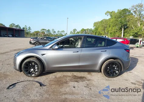 2025 Tesla Model Y Long Range Dual Motor All-Wheel Drive z USA, uszkodzony, nr VIN 7SAYGDEE8SA351818